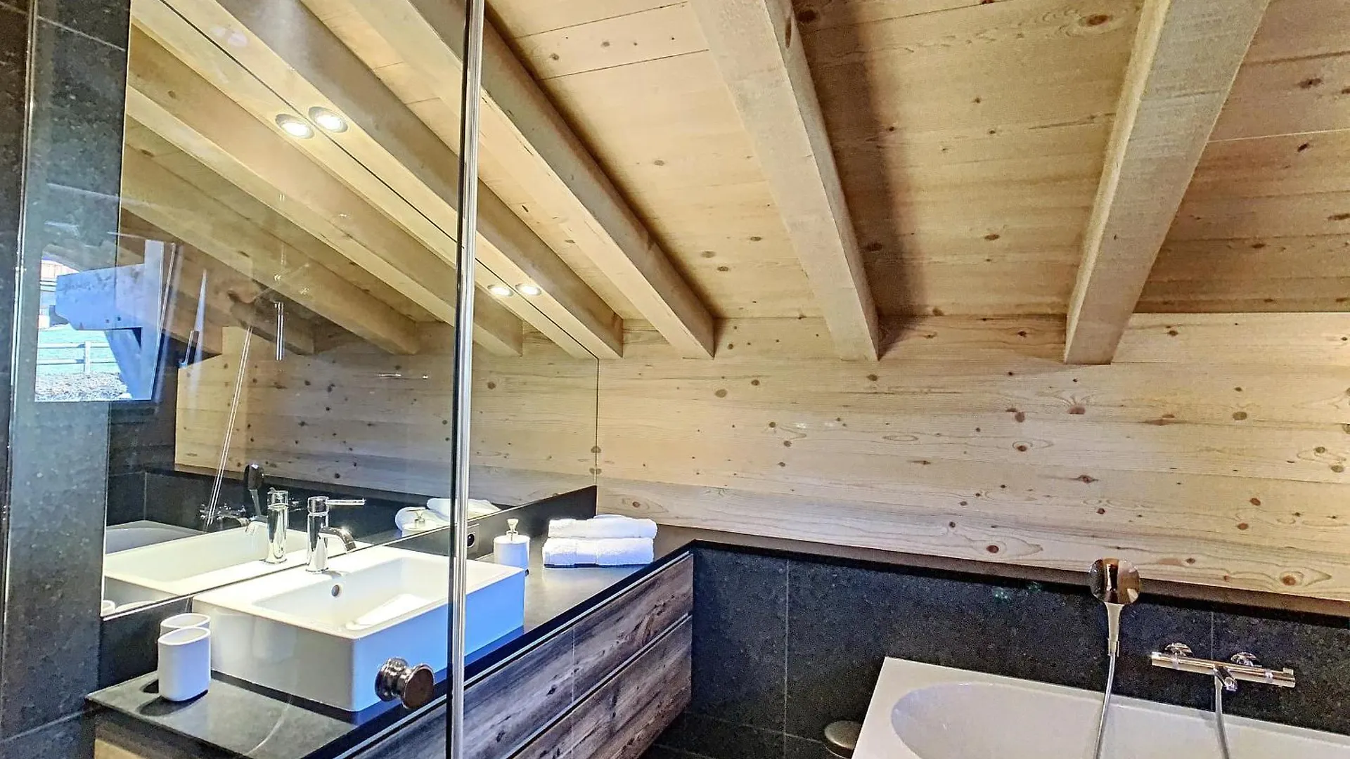 Duplex Neuf Avec Terrasse Face Au Mont Blanc, 3 Chambres Et Mezzanine, A 3 Km Du Centre De Combloux - Fr-1-560-65 France